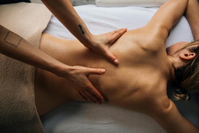 Jak masaż szwedzki wpływa na ciało i umysł: korzyści, których nie można przegapić