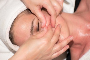 Ulepsz swoją rutynę pielęgnacji skóry dzięki powięziowemu masażowi przez śluzówkowemu twarzy: Holistyczne podejście do promiennej skóry